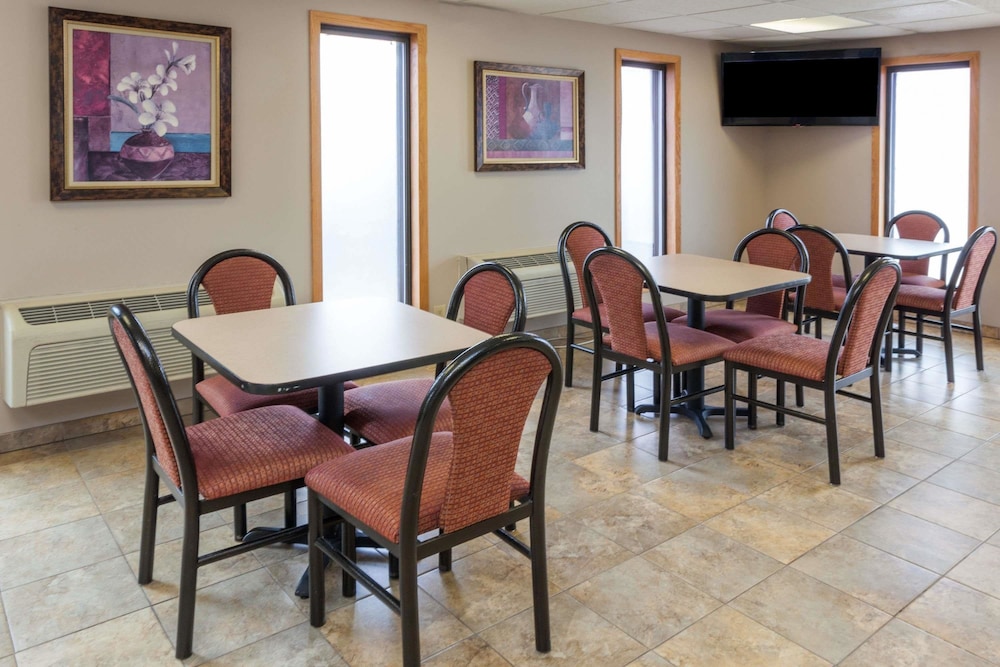 Super 8 By Wyndham Michigan City 22/27