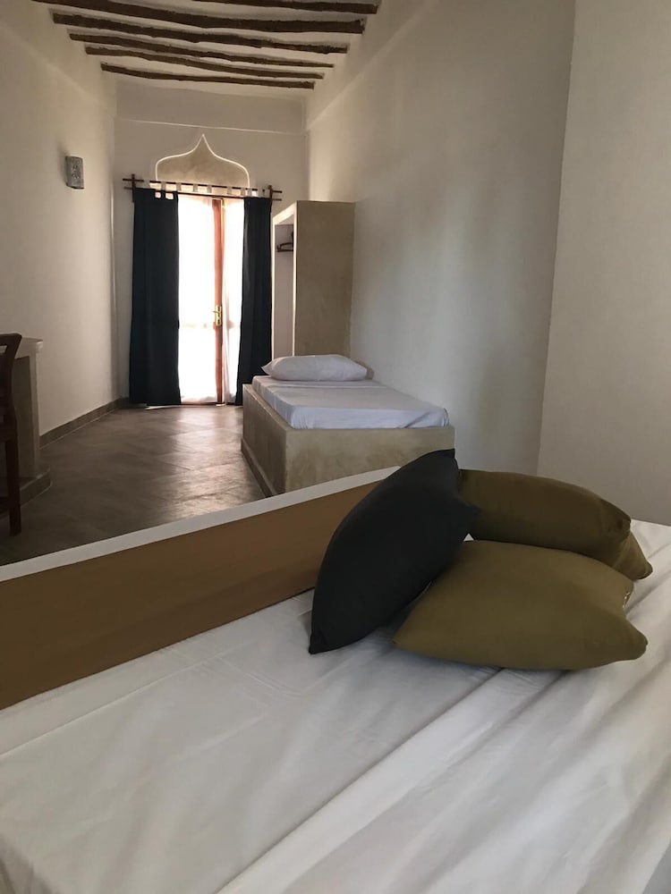 Deluxe, Triple, 1 Queen and 1 Single Bed