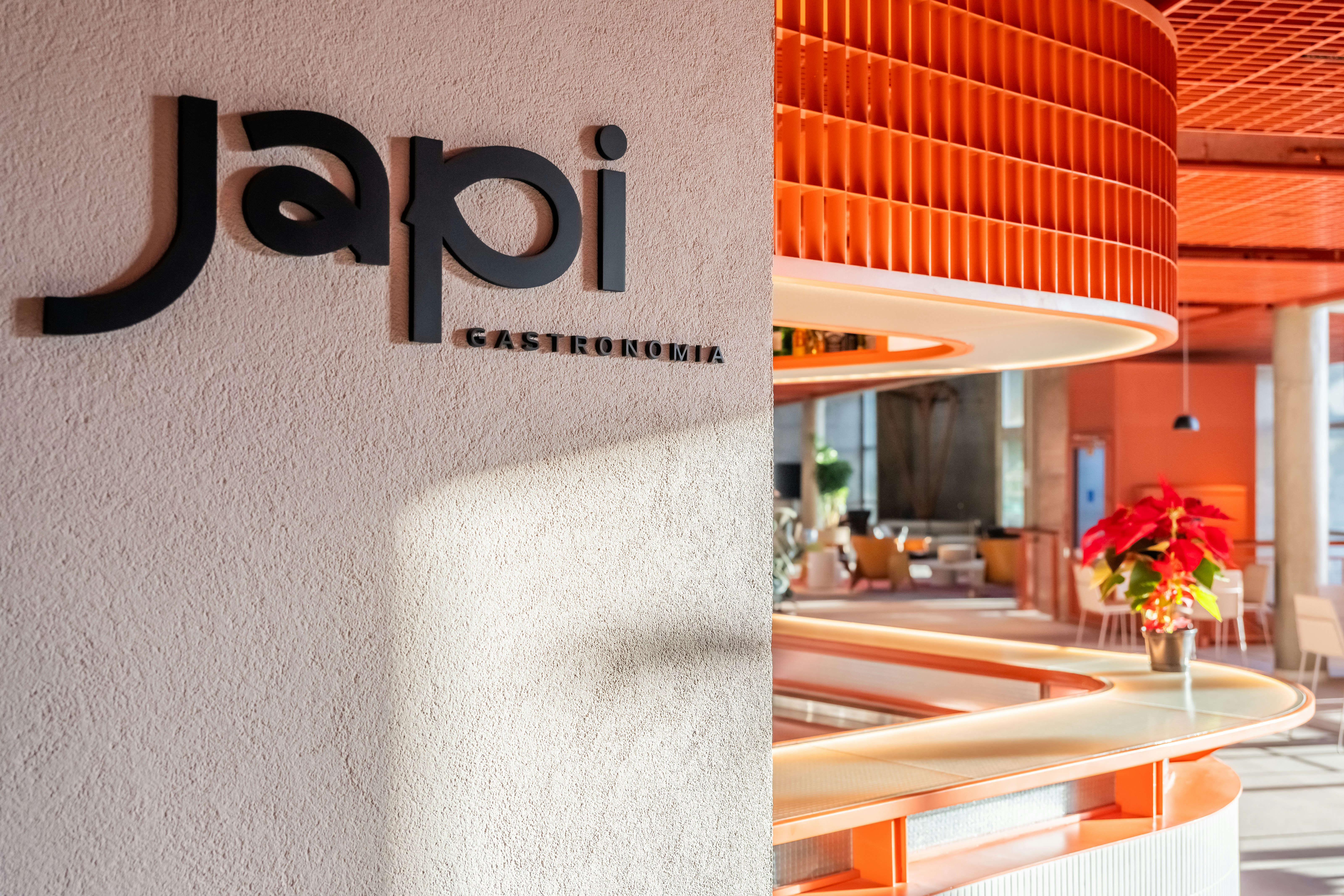 Almenat Embu das Artes, Tapestry Collection by Hilton 4/31