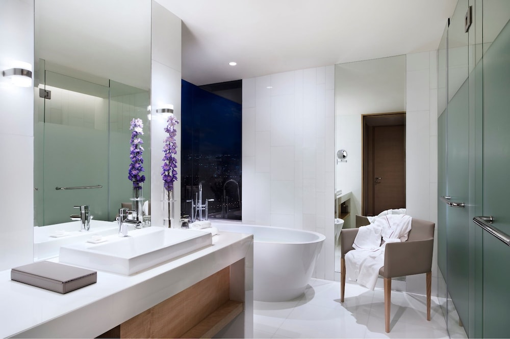Avani Riverside Bangkok Hotel 10/72
