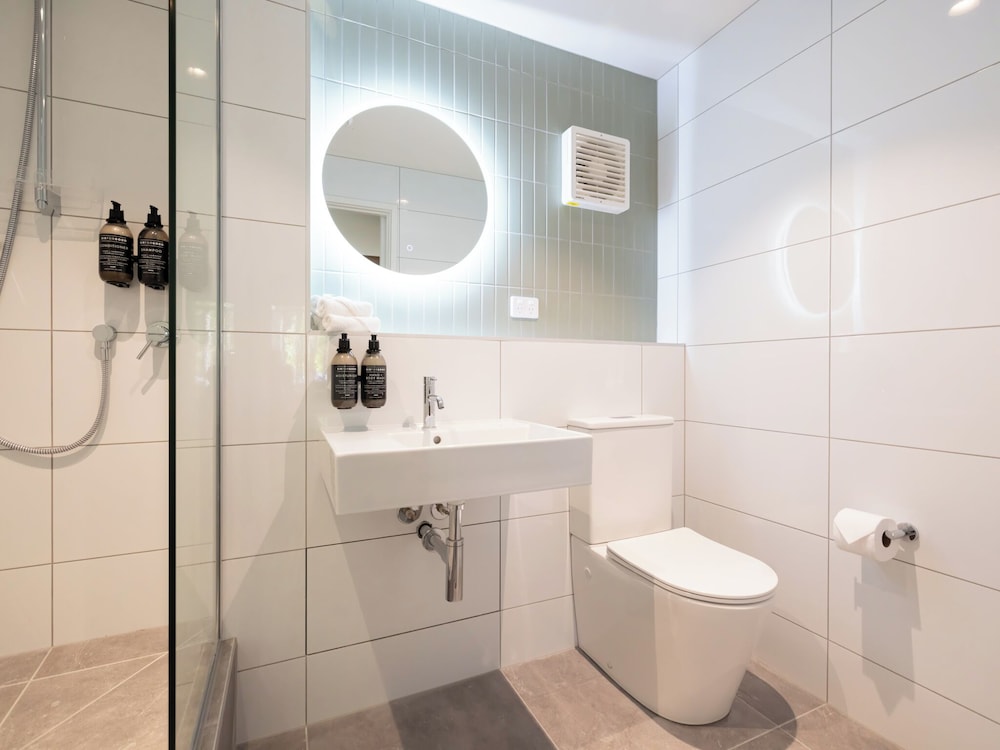 Junior King Suite with Lounge، Rose Park Hotel Auckland 7/10