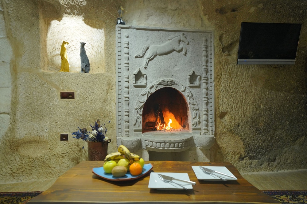 Holiday Cave Hotel 71/81