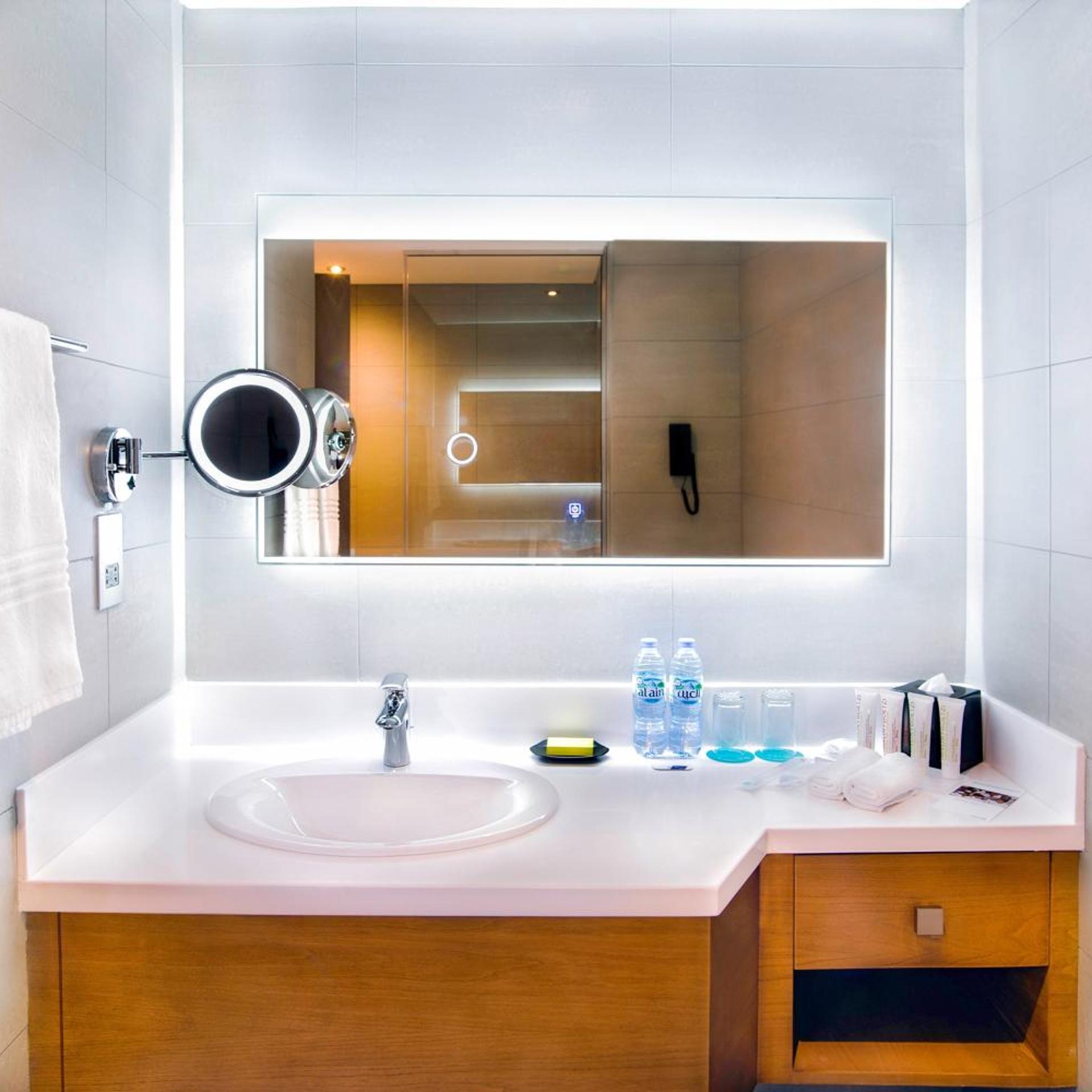Club, King Bed, City View, Club Lounge Access, Le Meridien Abu Dhabi 7/7