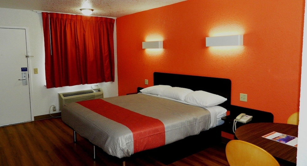 DELUXE, KING BED, SMOKING, ACCESSIBLE