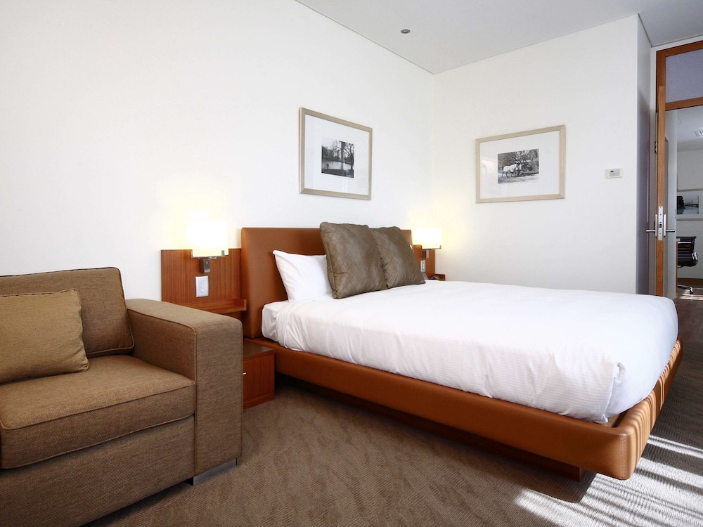 Novotel Canberra 26/72