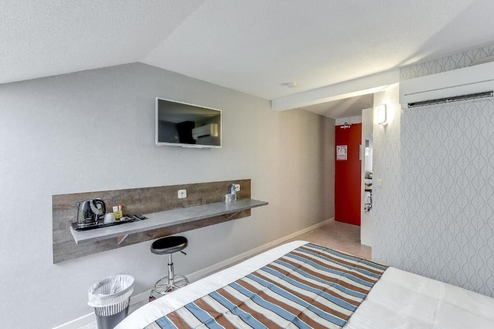 Brit Hotel Confort Thouars 23/48