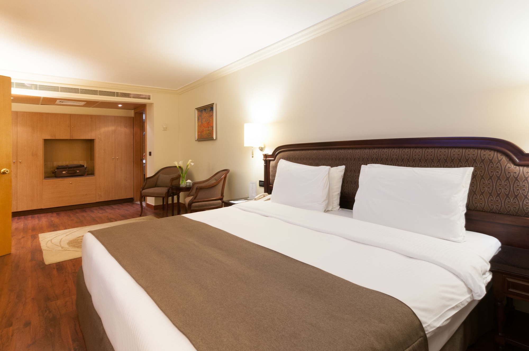 EXECUTIVE, SUITE