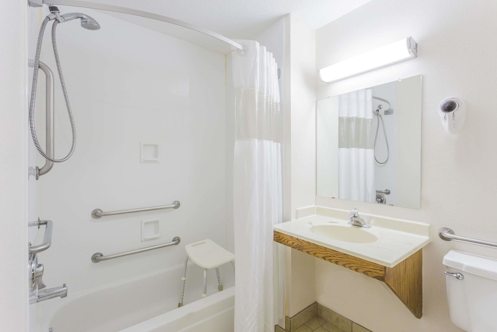 Super 8 by Wyndham Elgin 15/38