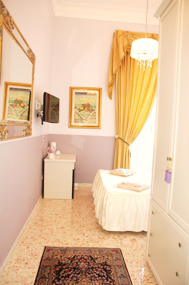 ROOM, DOUBLE OR TWIN BED