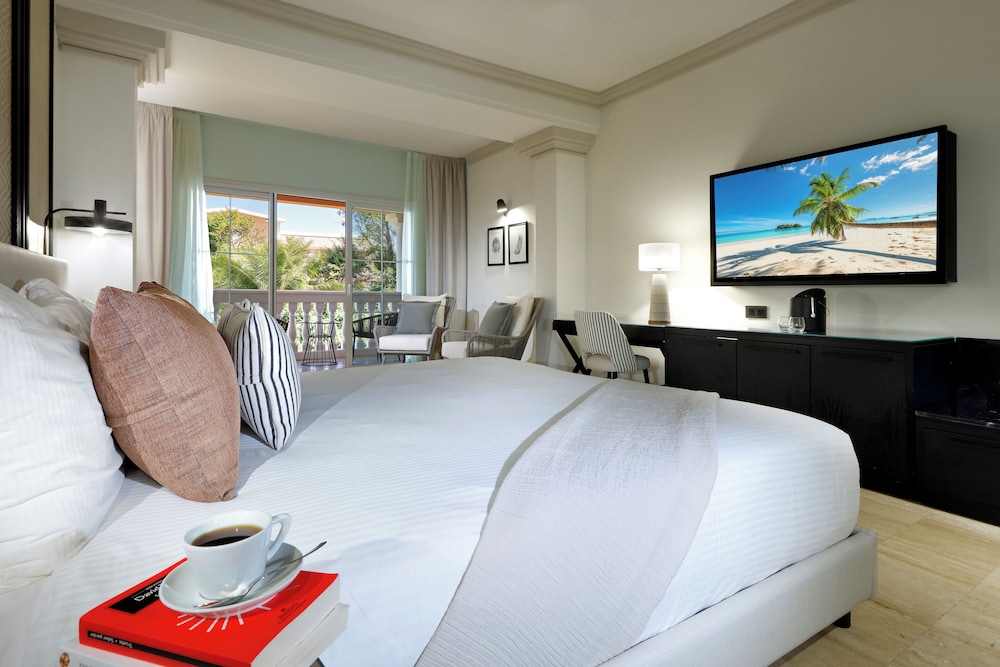 Junior Suite, Single, 2 Queen Beds, Ocean Front, Sofa