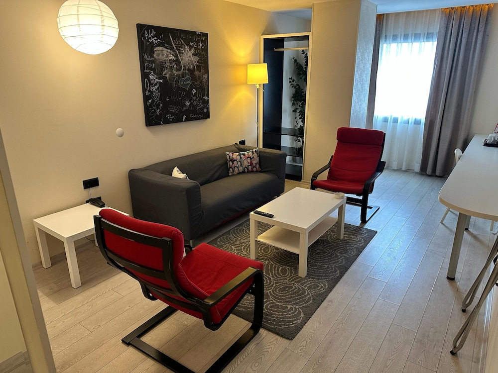 1 BEDROOM, SUITE, 2 BATHROOMS, SMOKING
