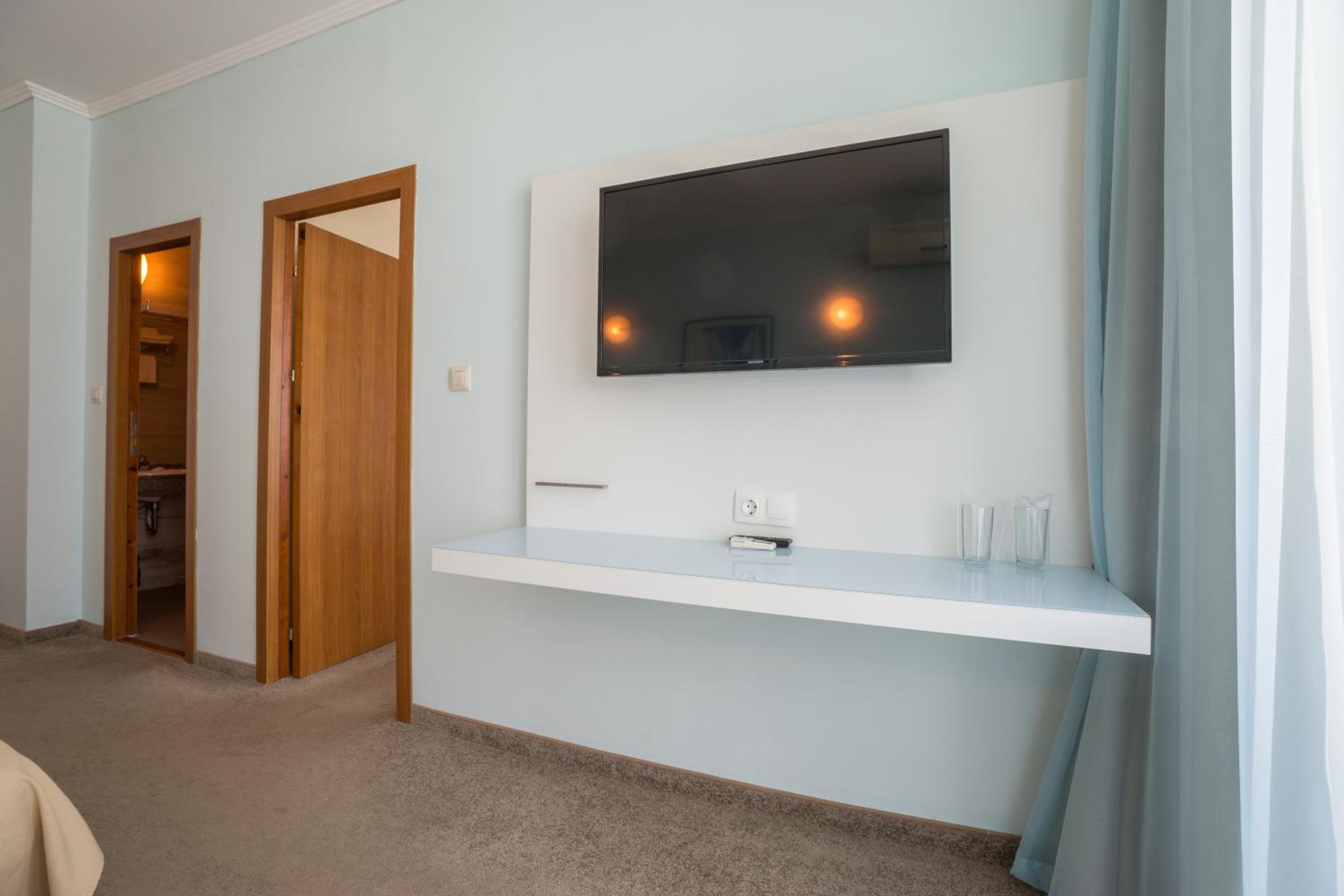 Perla Beach Hotel III 11/50