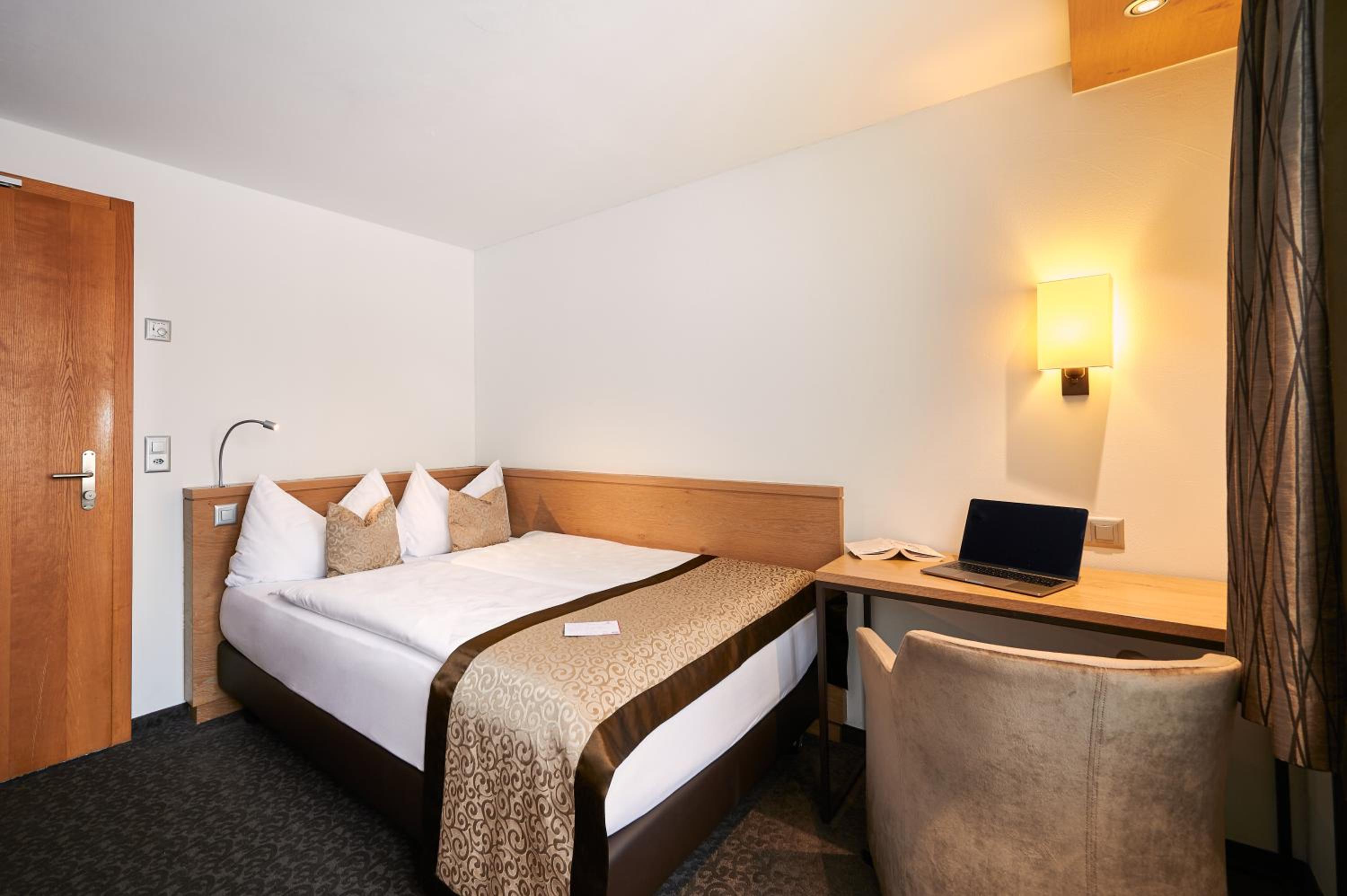 Xs, Double Bed