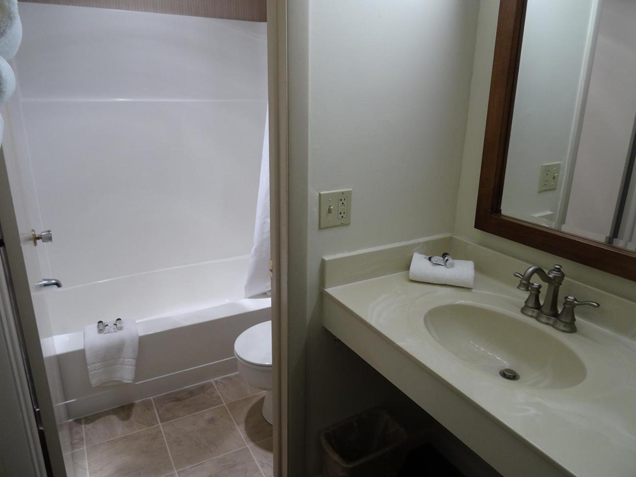غرفة بسرير كينج، Bird-in-Hand Family Inn 2/3