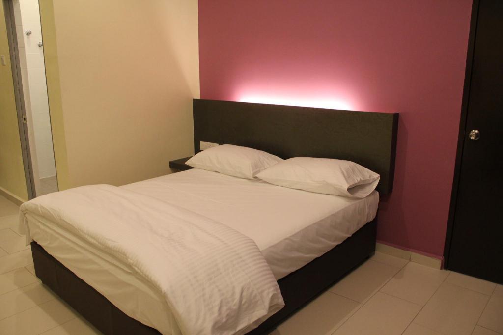 Superior, Queen Bed, No Window