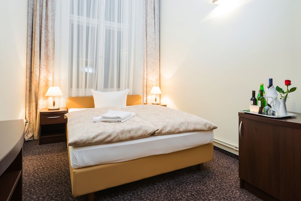 Upper Room Hotel 36/73