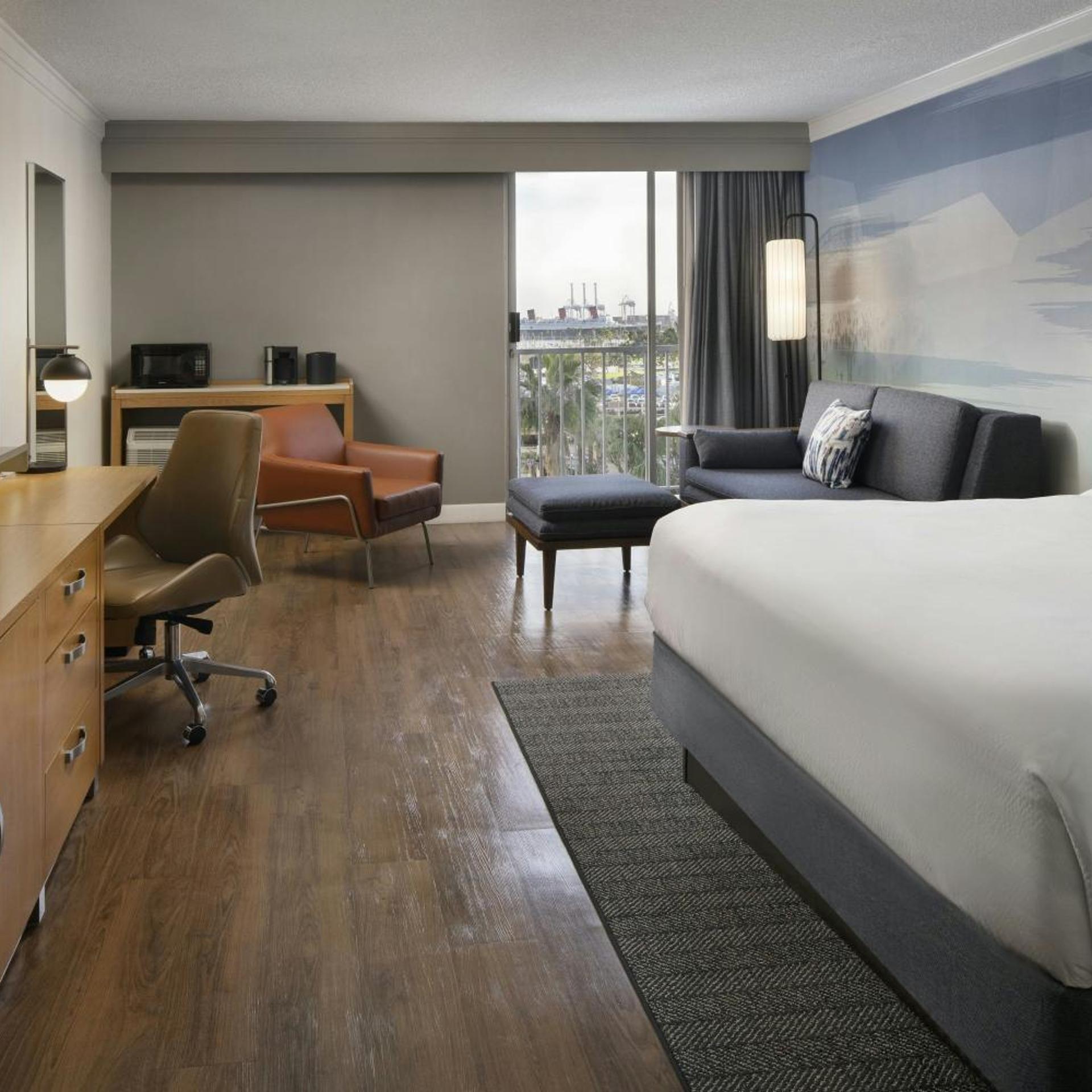 غرفة ديلوكس بسرير كينج بإطلالة على المرفأ مع أريكة، Courtyard Long Beach Downtown 2/10