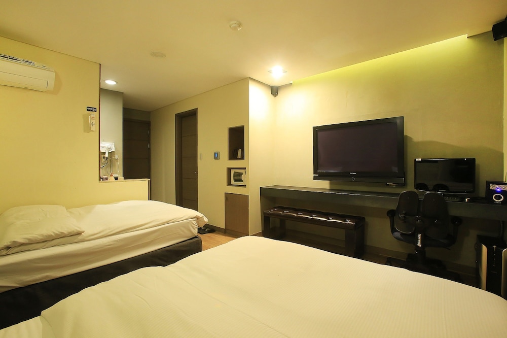 TARA HOTEL 8/40