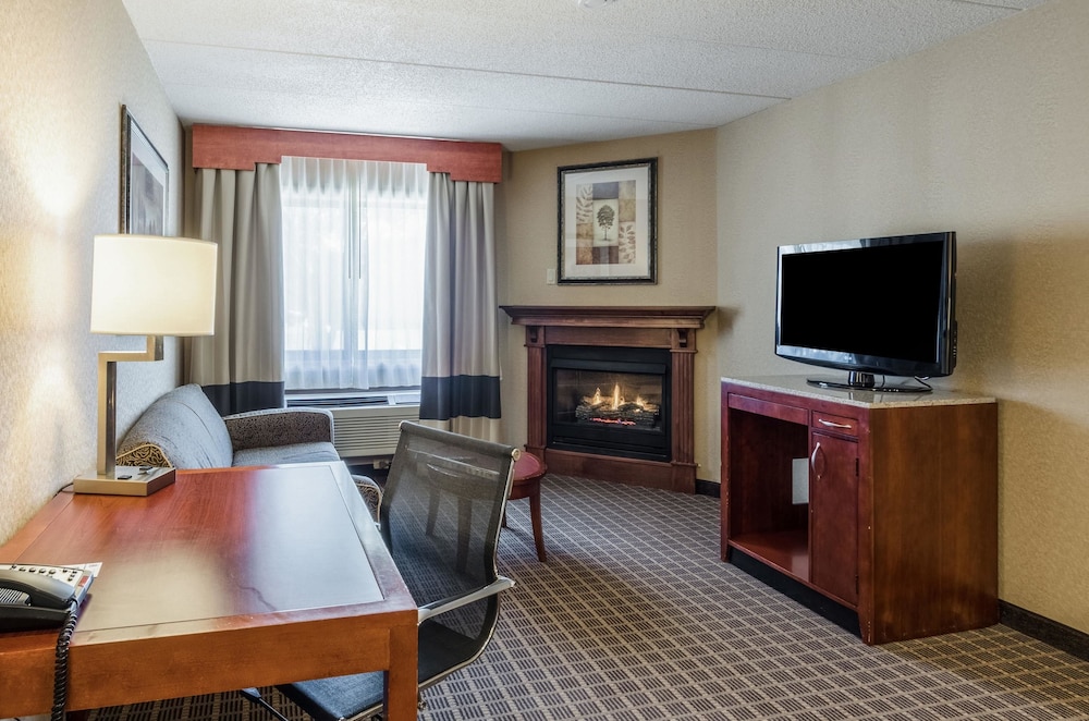 Comfort Inn & Suites West Springfield, MA 26/35