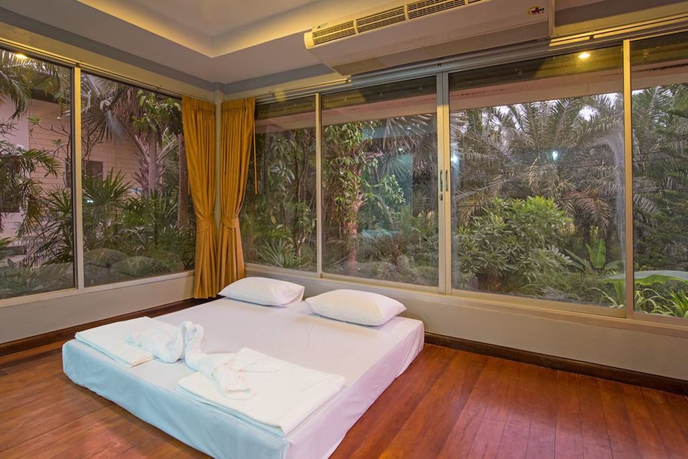 Krabi Home Town Boutique 33/38
