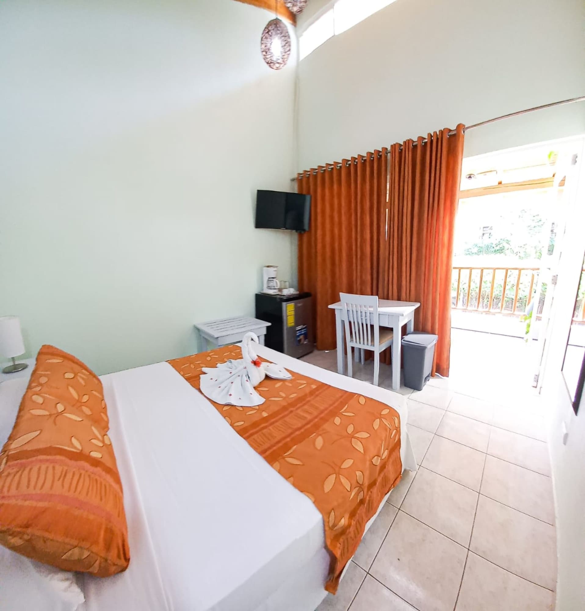 ROOM, DOUBLE BED