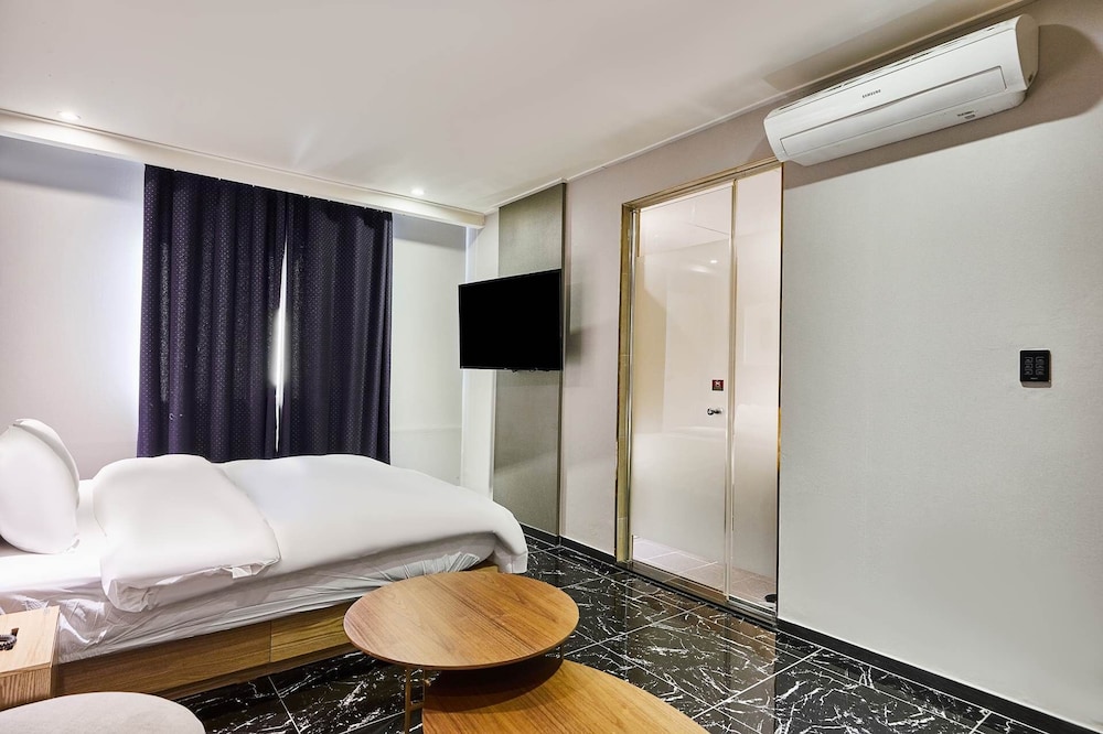 Boom Tourist Hotel 11/20