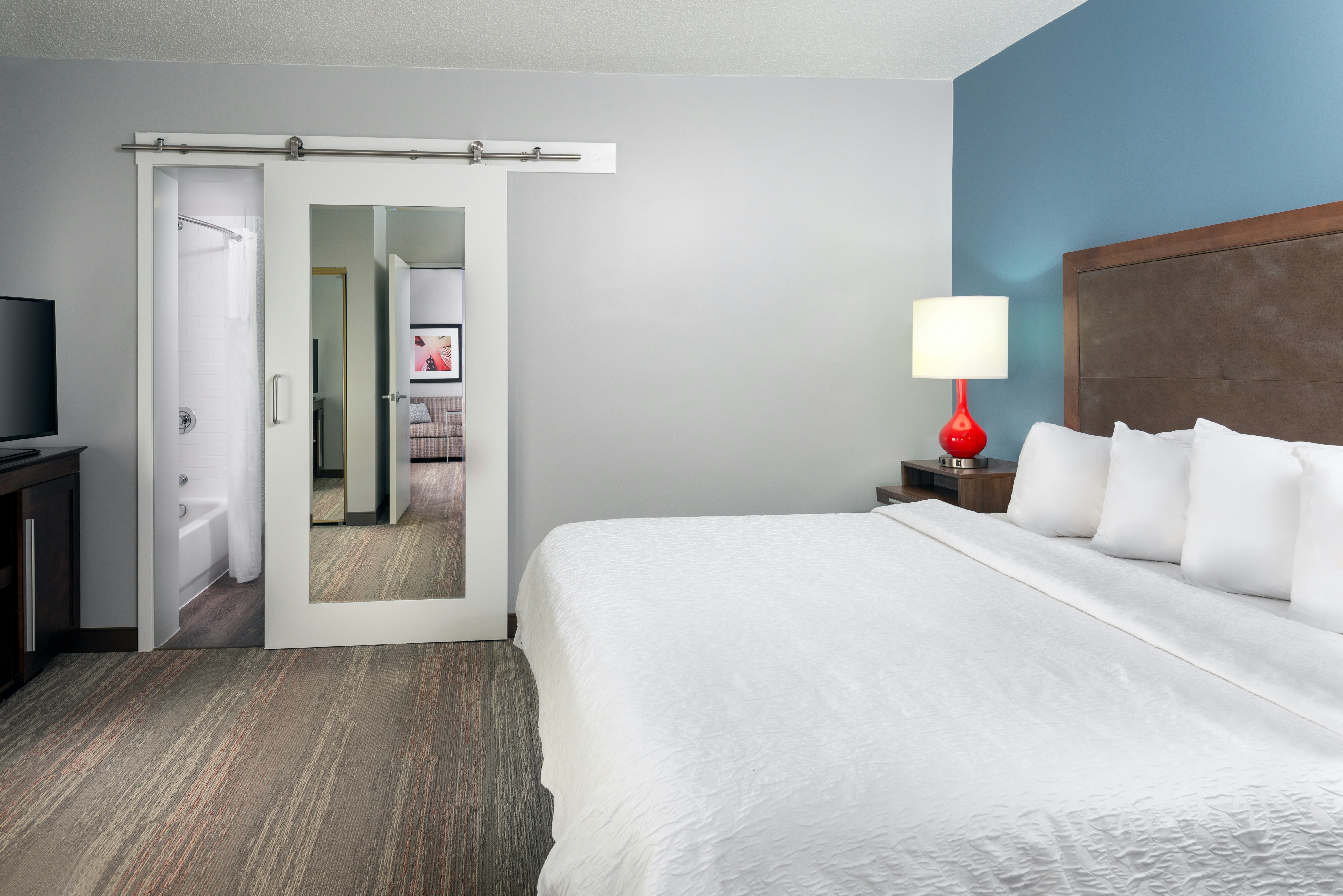 SUITE, KING BED, ACCESSIBLE