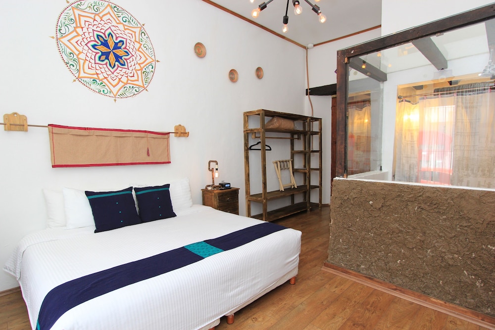 Sereno Art Hotel 24/78