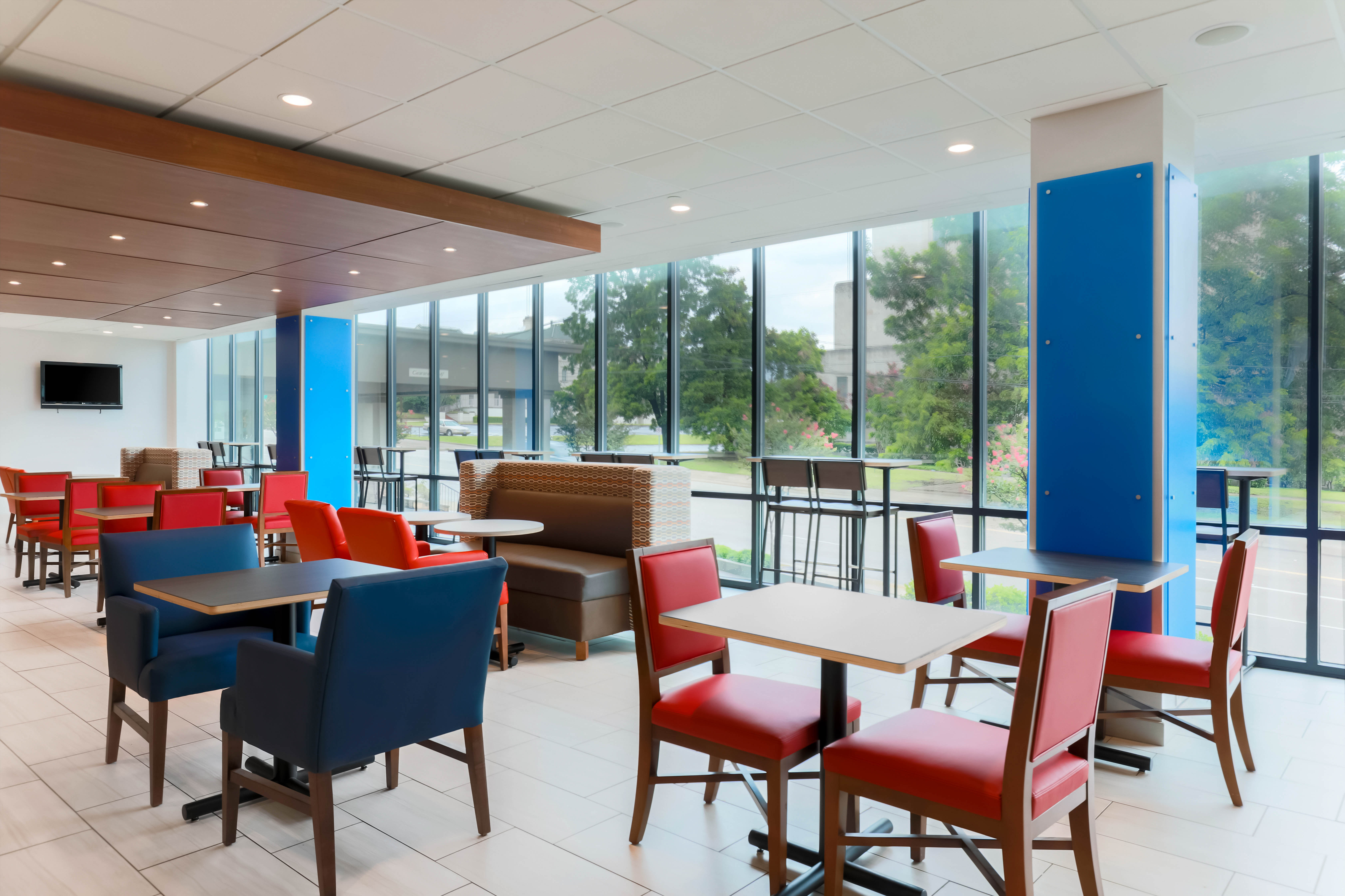 Holiday Inn Express & Suites Downtown Fort Worth 42/55