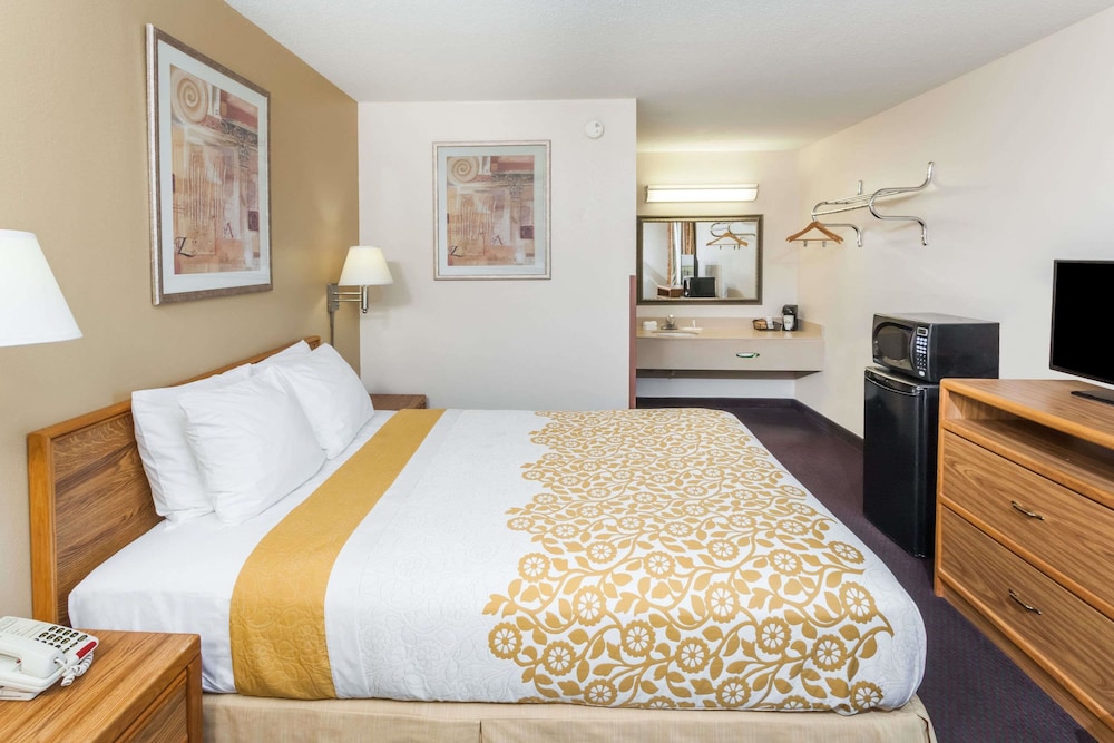 Days Inn by Wyndham Fort Wayne 10/21