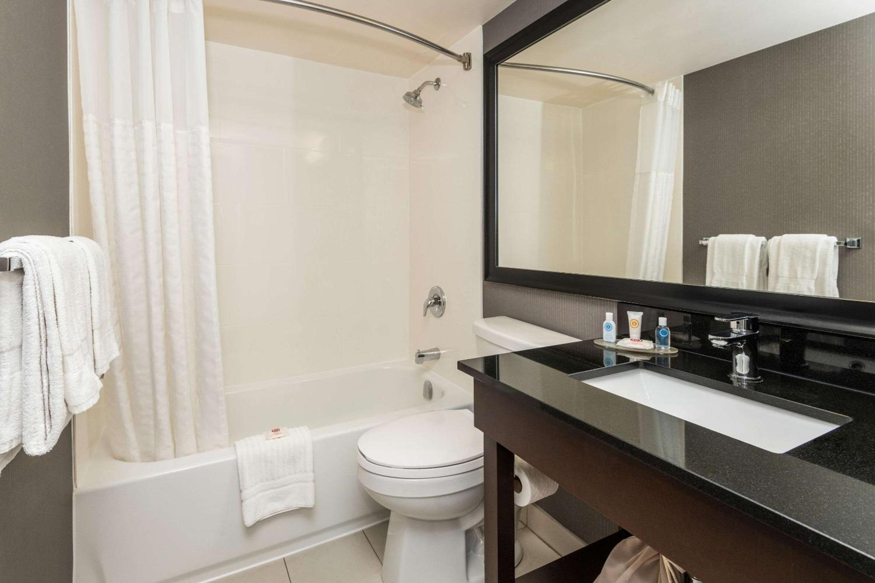 غرفة قياسية بسرير كينج وسريرين كوين، Comfort Inn Gatineau 9/9