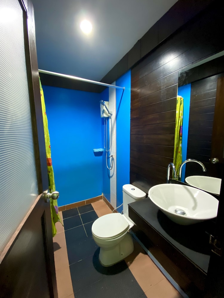 PHI PHI SEA SKY RESORT 66/66