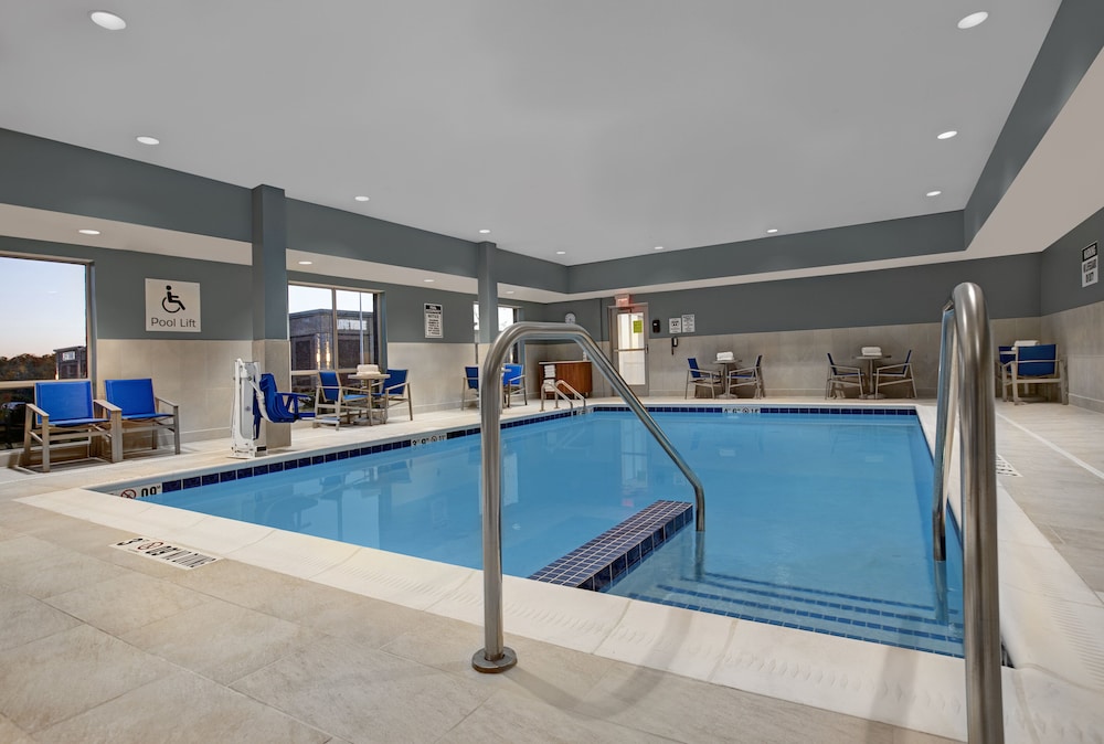 Holiday Inn Express & Suites Milwaukee - Brookfield 37/59