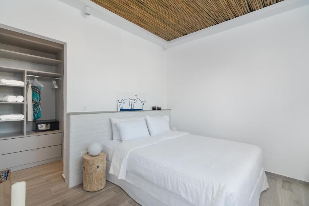 CLASSIC, DOUBLE BED, PARTIAL SEA VIEW
