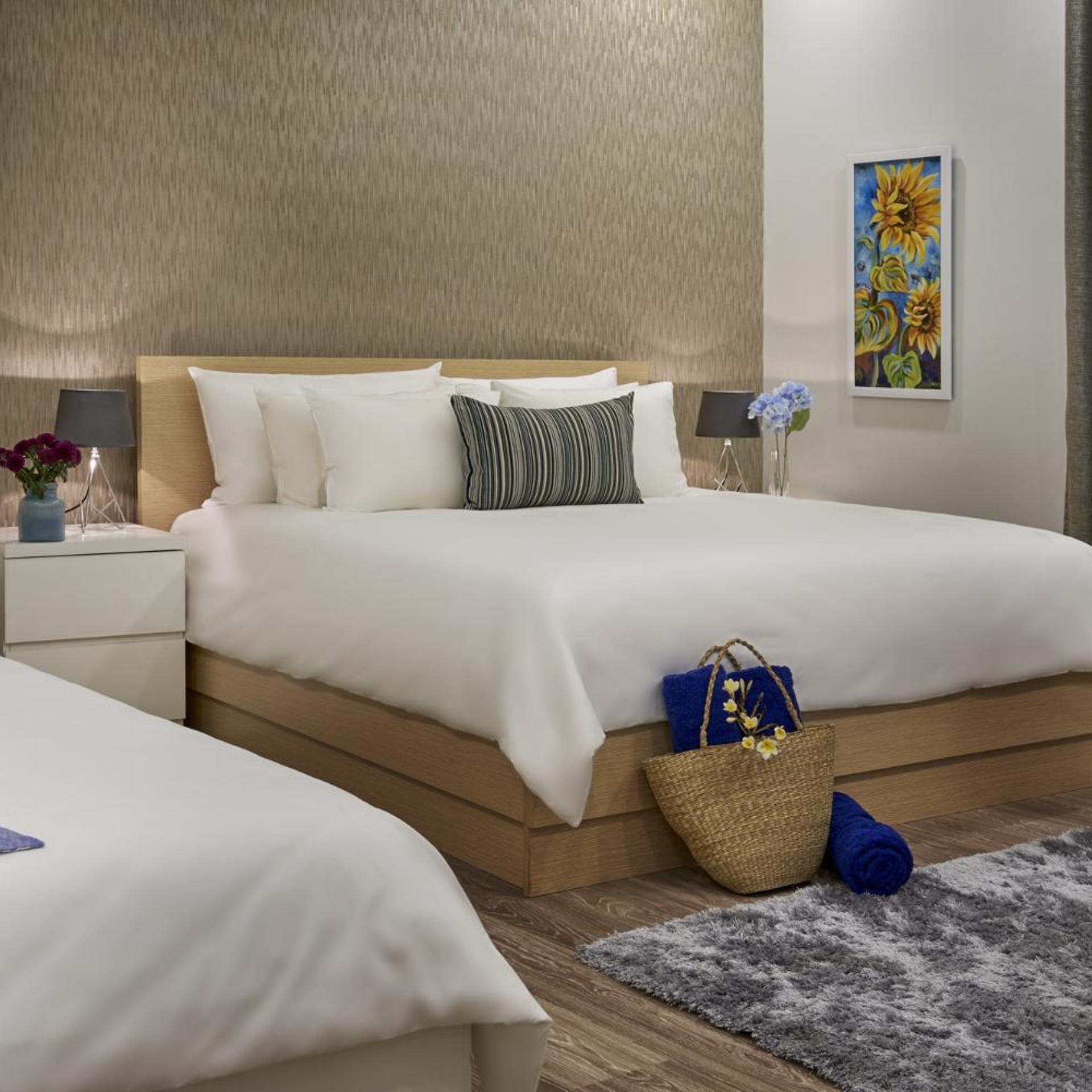 Royal, Suite, Hill View