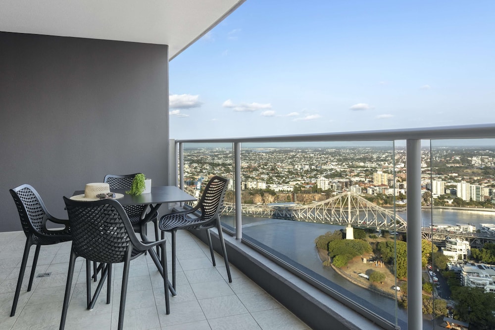 Oaks Brisbane Aurora Suites 28/74