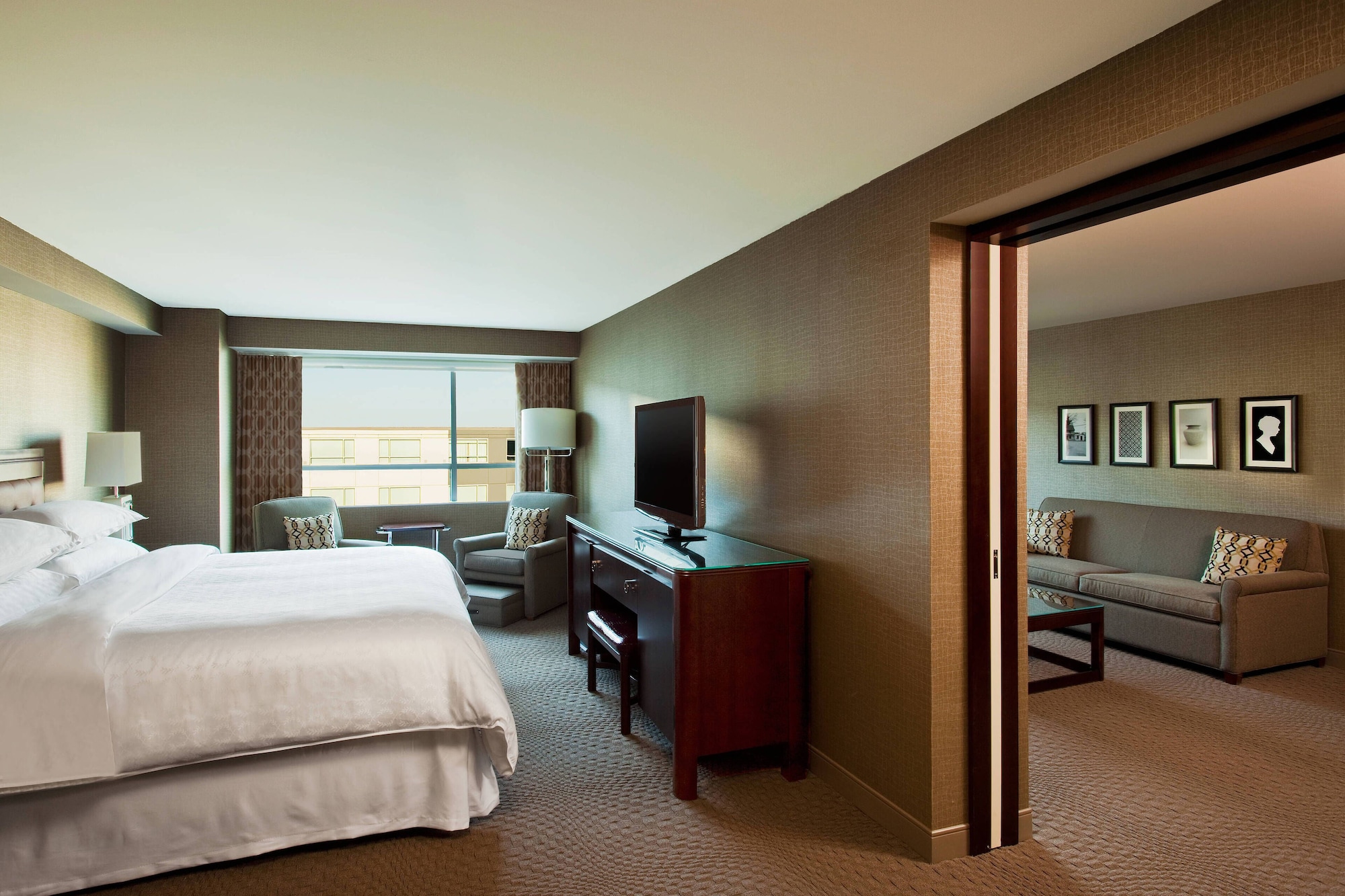 Suite, King Bed, Courtyard View, Sofa, Sheraton Valley Forge King of Prussia 2/4