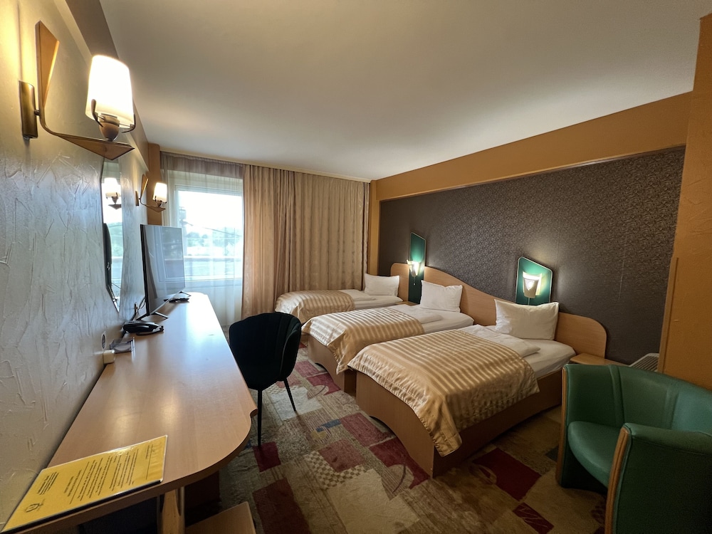 Ambassador Hotel 18/50
