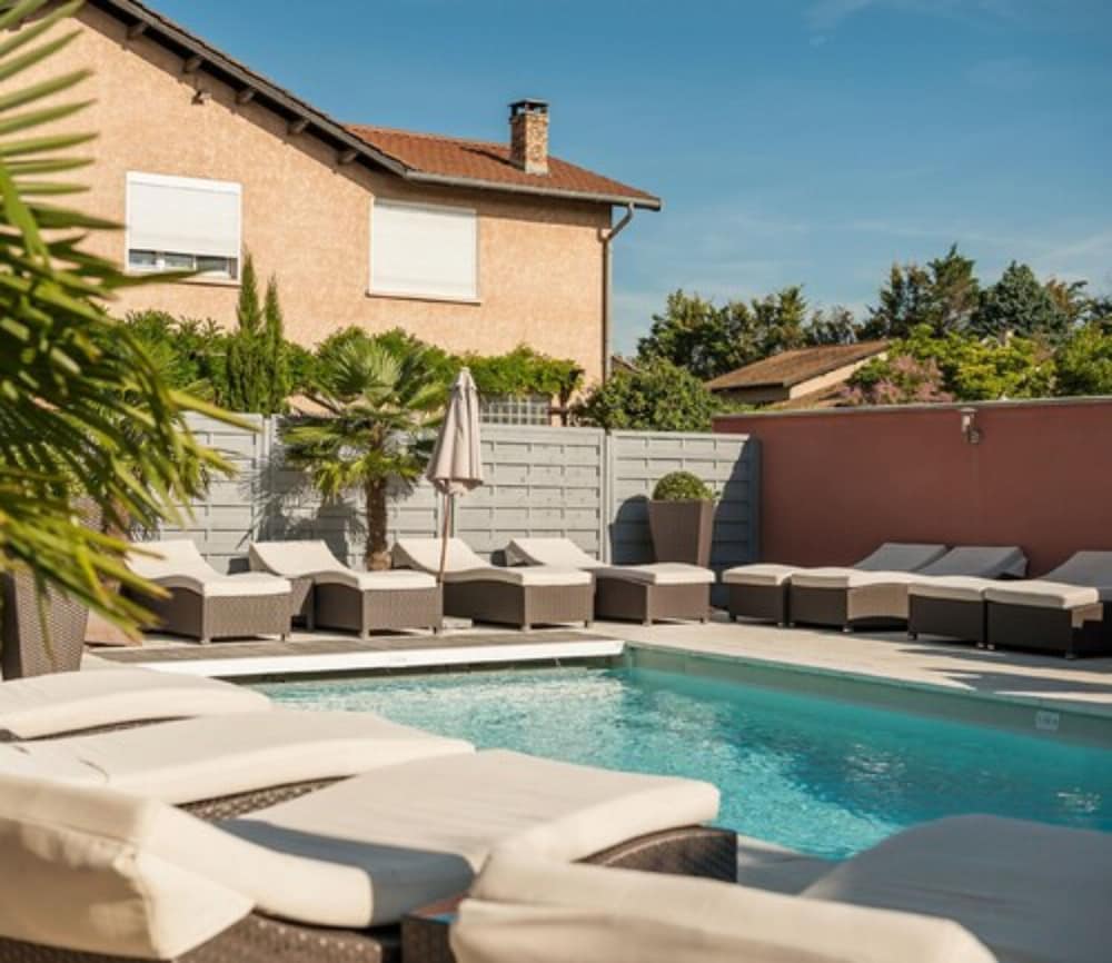HÔTEL LES PIERRES DORÉES 34/39