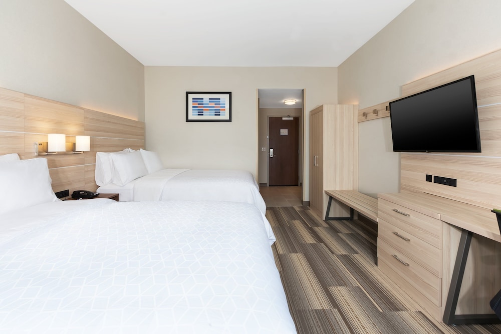Holiday Inn Express Suites Grand Rapids Airport South 15/39
