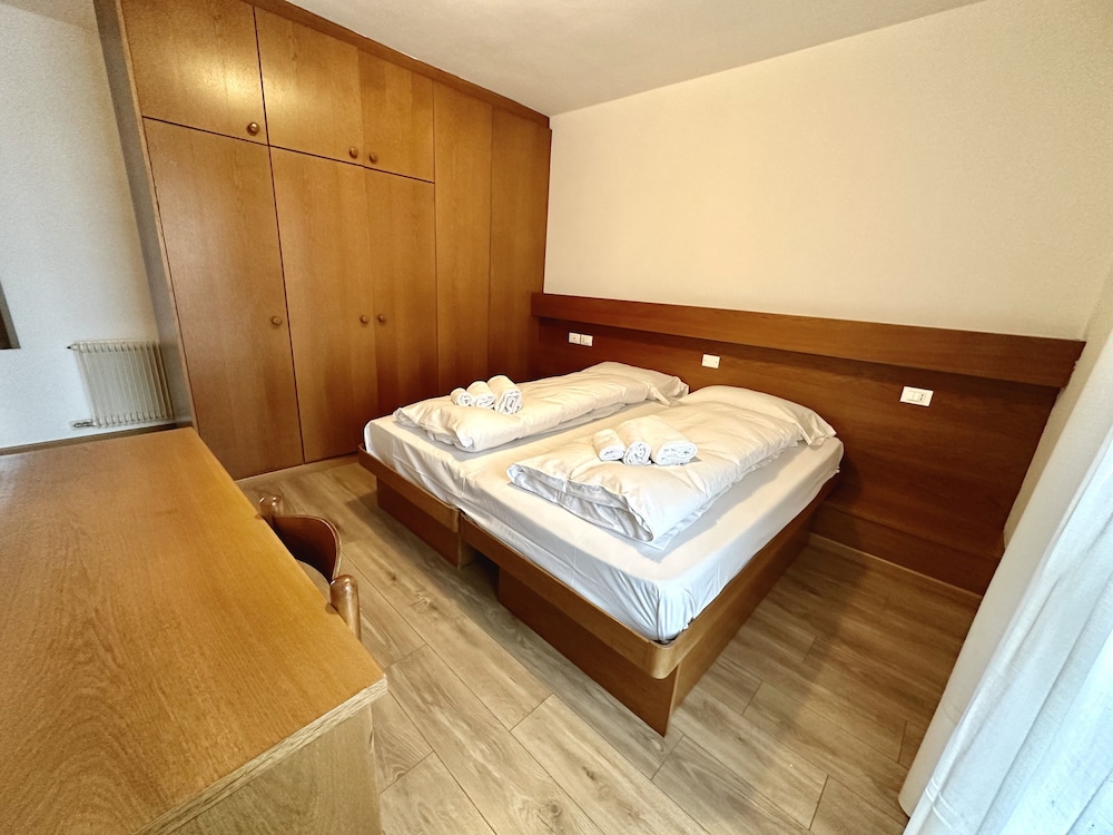 Hotel Ferrari 12/36