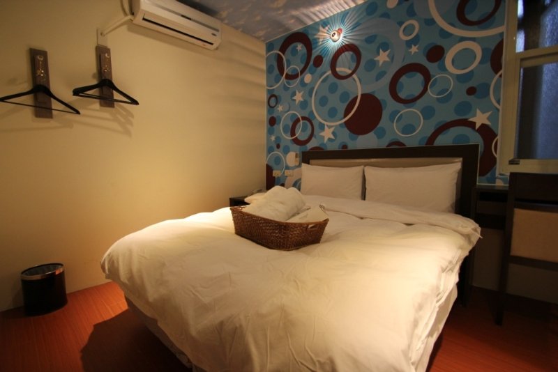 Happiness Inn 20/29