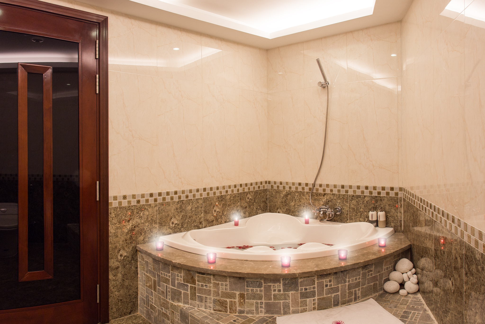 Valentine Hotel 35/36