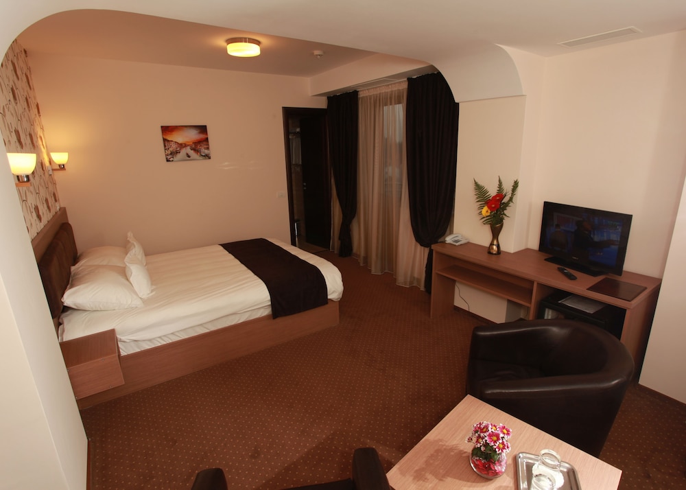 West Plaza Hotel 18/39