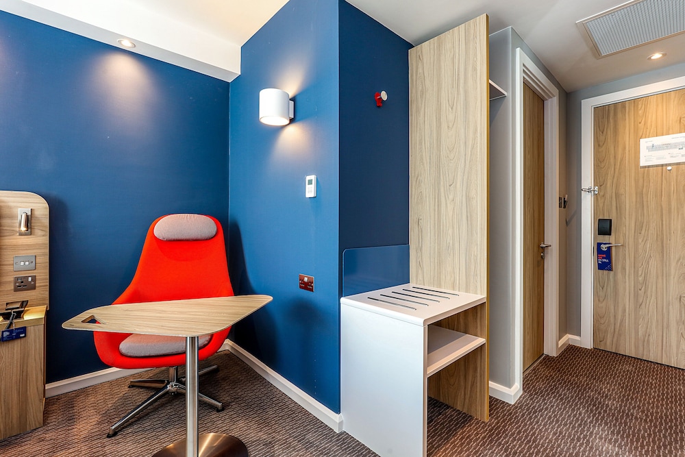 Holiday Inn Express Edinburgh City West 37/52