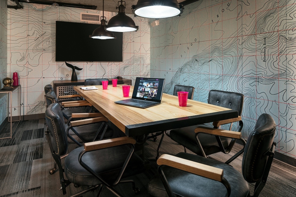 Moxy San Diego Downtown/Gaslamp Quarter 25/26