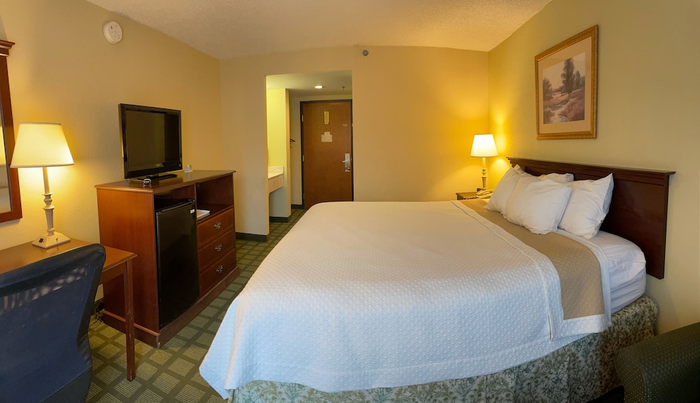 Room at Days Inn & Suites by Wyndham Sutton Flatwoods, SUTTON - WV