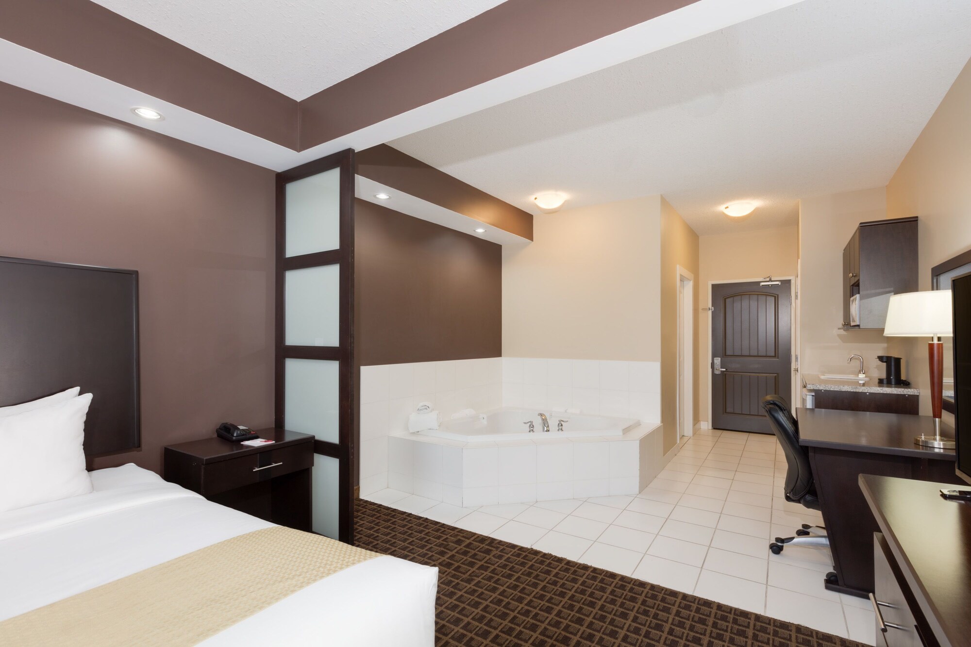 Efficiency, Suite, King Bed, Hot Tub