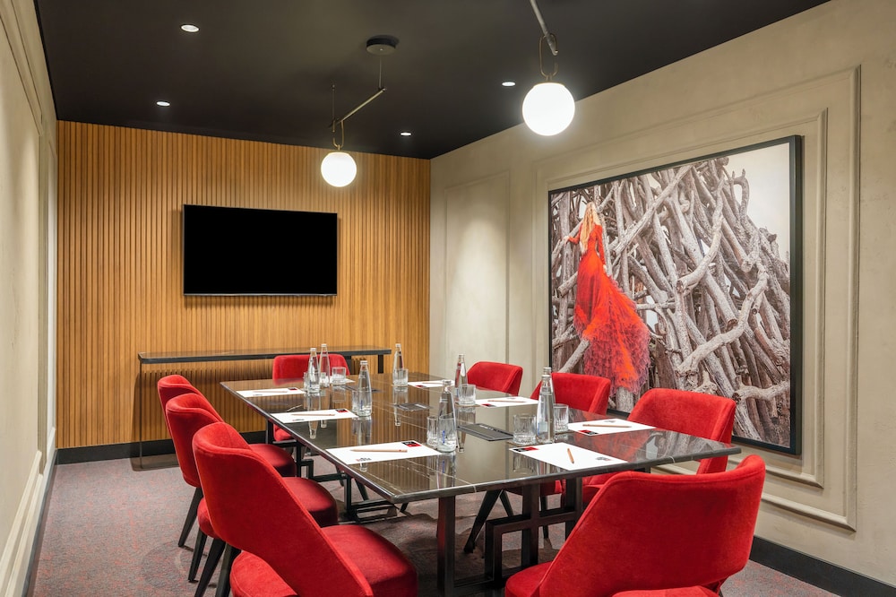 Radisson RED Izmir Point Bornova 51/59