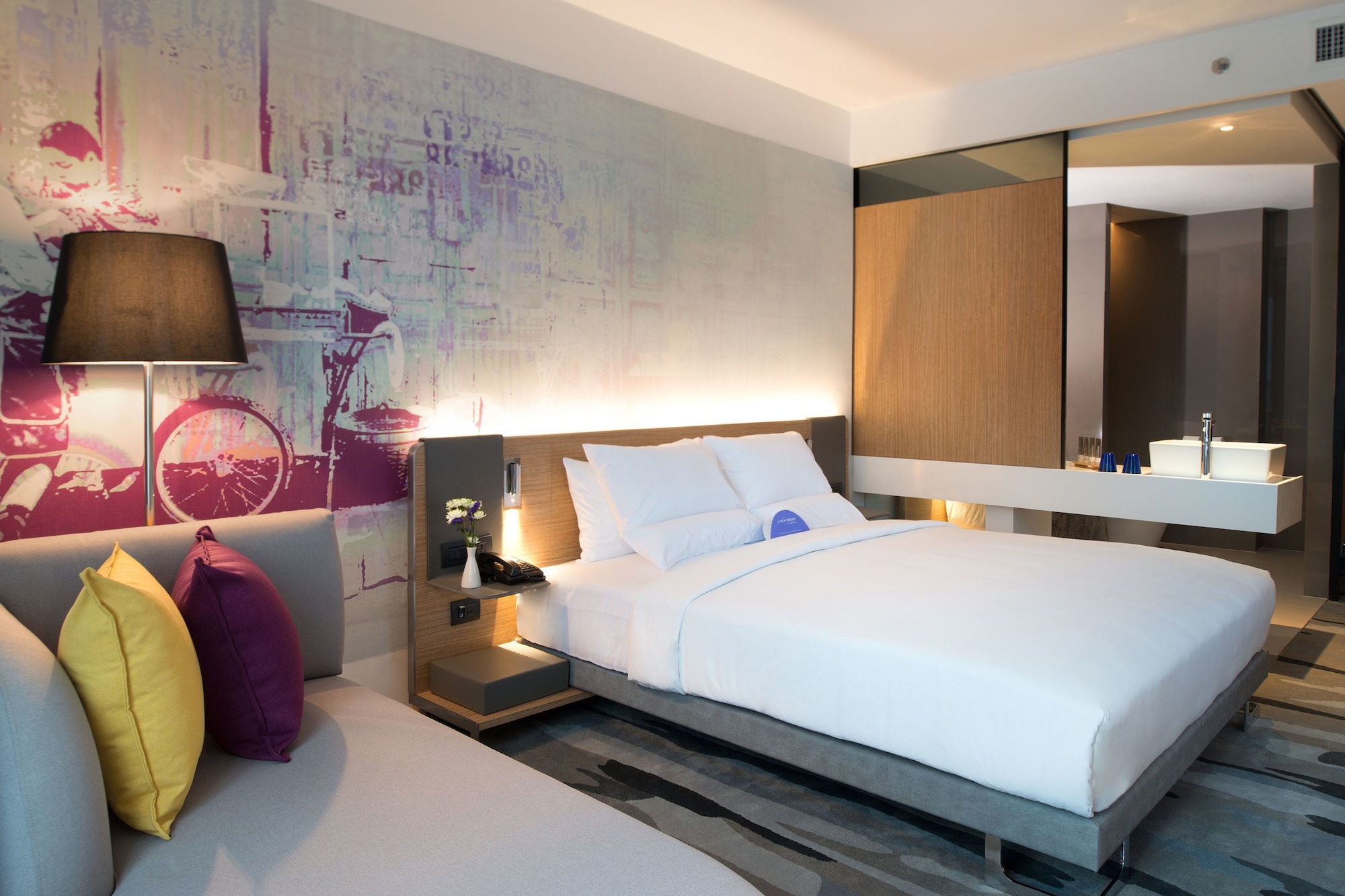 GRAND, DELUXE, KING BED, BATHTUB